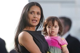 Salma Hajek sa ćerkom 2009. godine