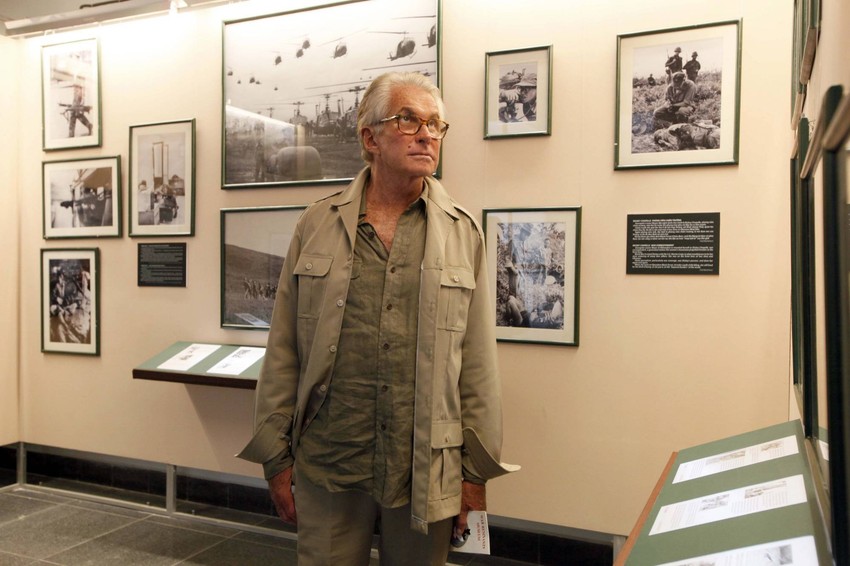 Glumac Džordž Hamilton na izložbi povodom 35. godišnjice Vijetnamskog rata