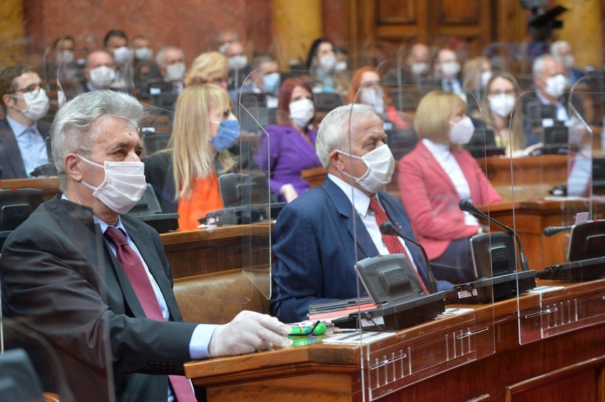 Poslanici su međusobno su razdvojeni i panelima od pleksiglasa