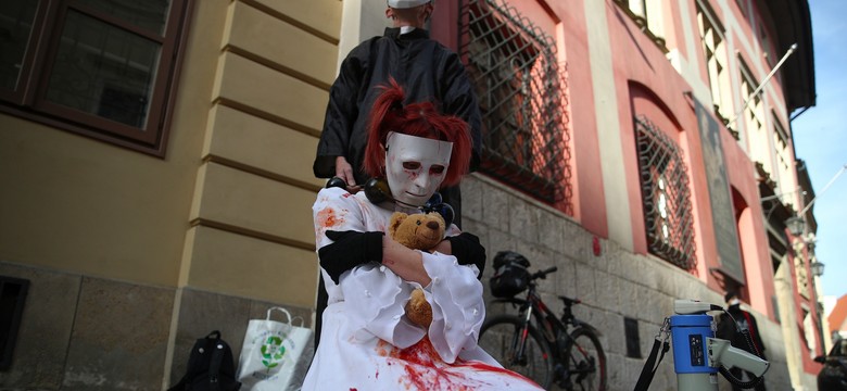 Kraków: protest przed siedzibą kardynała Stanisława Dziwisza