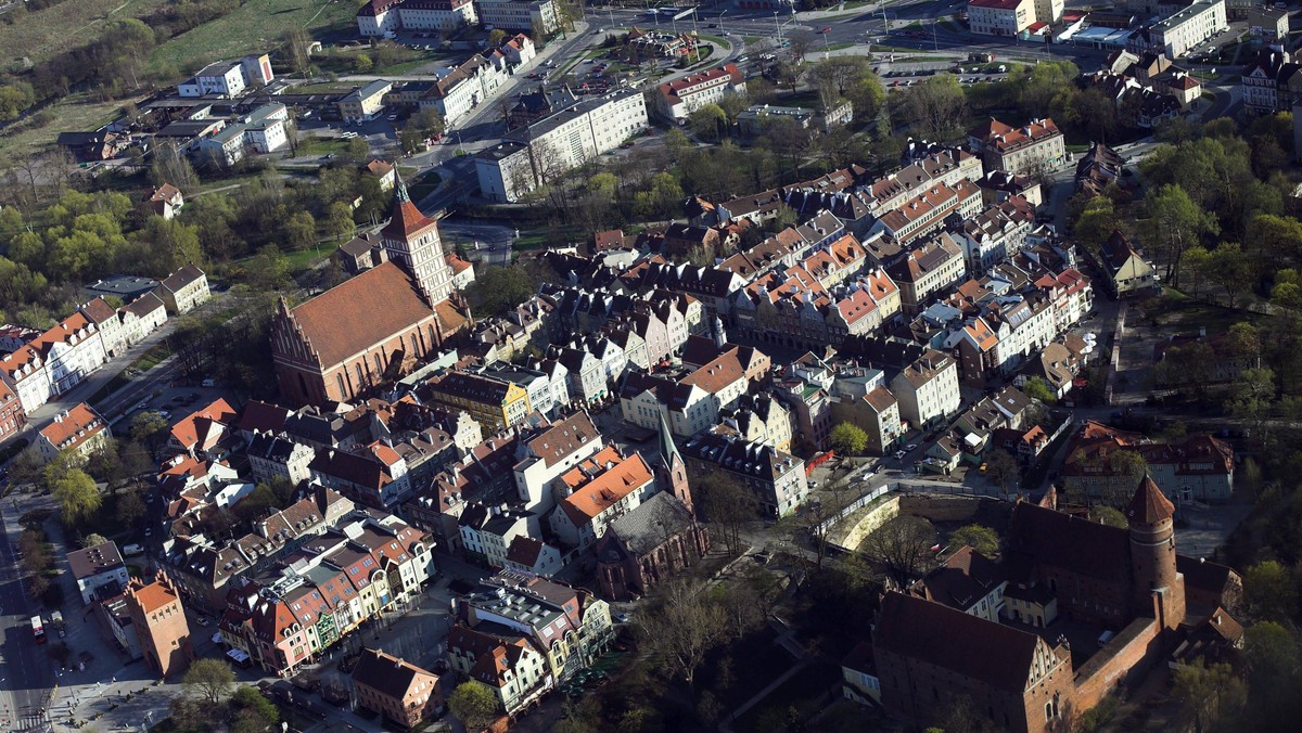 Holenderscy policjanci na rowerach patrolują ulice Olsztyna. Podczas kilkudniowego pobytu w tym mieście dzielą się z polskimi kolegami doświadczeniami na temat sposobów skutecznego wykorzystania służbowego pojazdu podczas interwencji.