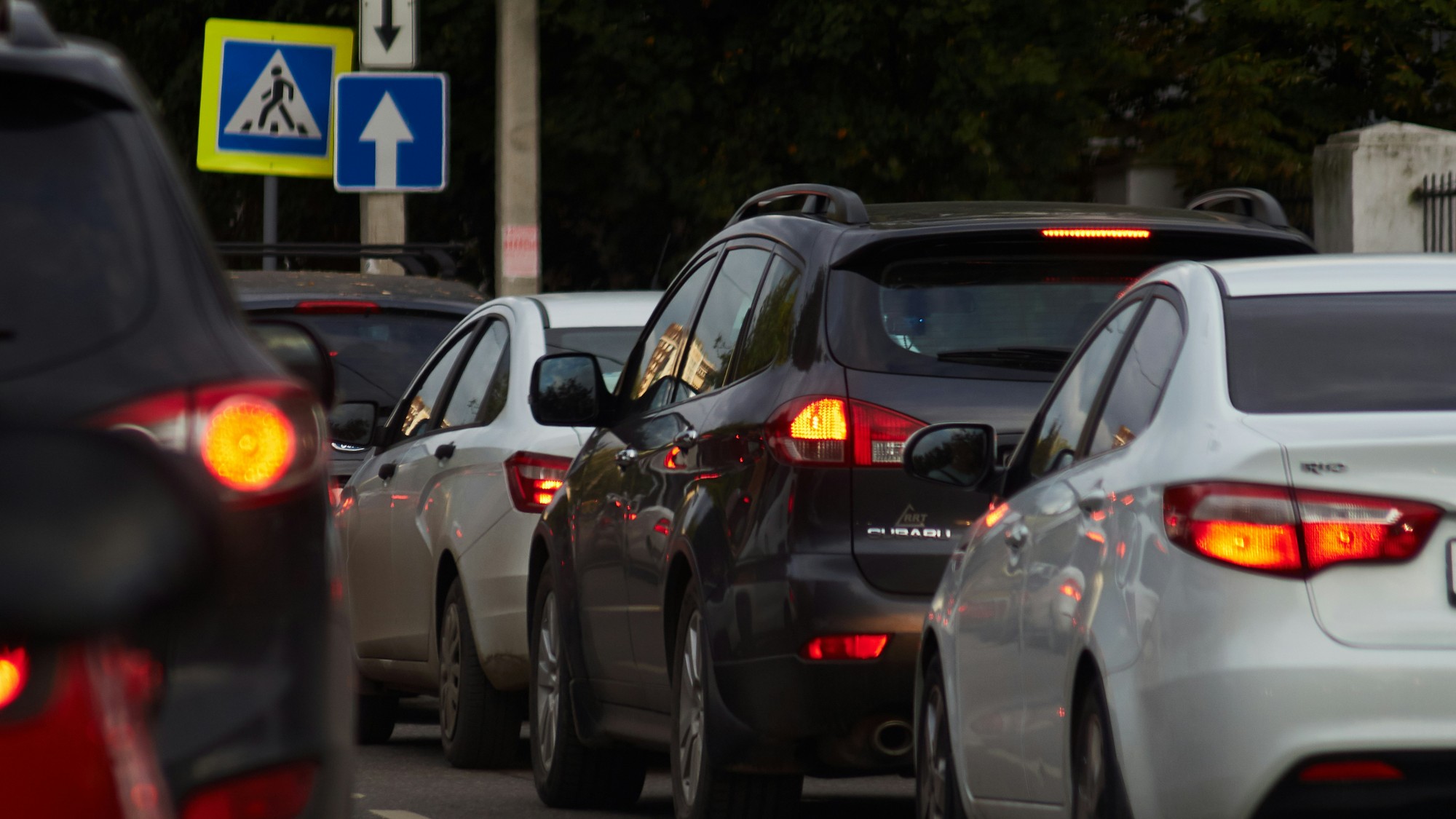 Ako brzdíte pred križovatkou? Tento zlozvyk je klincom do rakvy pre vaše auto!