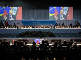 Delegaci słuchają prezydenta Rosji Władimir Putin, wygłaszającego przemówienie na spotkaniu podczas ostatniego dnia szczytu BRICS w Sandton Convention Center w dzielnicy Sandton w Johannesburgu w sierpniu 2023 r. w dzielnicy Sandton w Johannesburgu w RPA