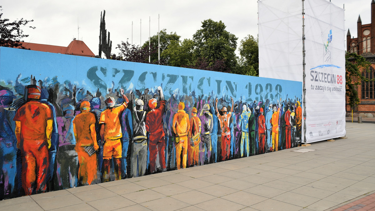 Mural upamiętniający uczestników strajków w 1988 r. powstał na szczecińskim placu Solidarności. Organizatorzy chcą na nim umieścić nazwiska uczestników wydarzeń sprzed 30 lat.