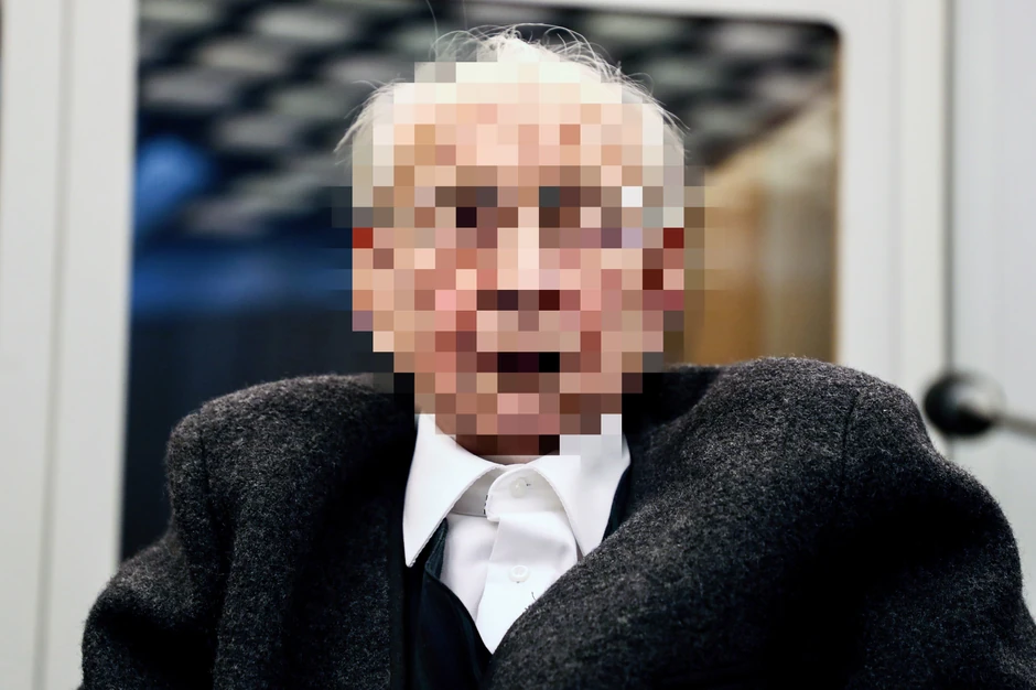 Johan R. je optužen za zločine nad zatvorenicima u koncentracionom kampu. Njegovo lice je zamagljeno jer mu se sudi za period kada je prema nemačkom zakonu bio maloletan