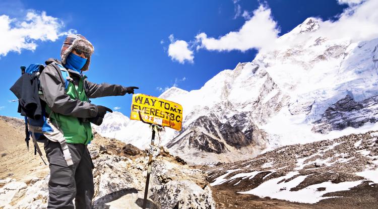 Hegymászó, aki a Mount Everest felé tart