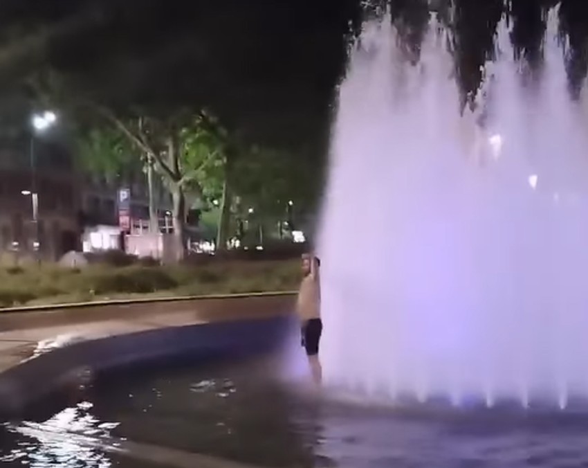 Momci poziraju u fontani na Trgu Nikole Pašića