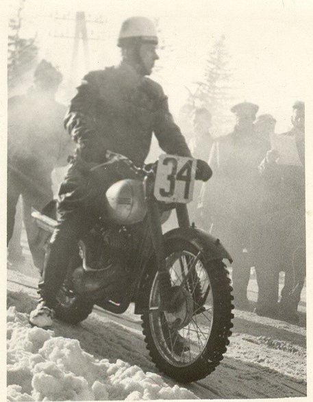 Stanisław Marusarz (na motorze), a z tyłu Jan Kula na nartach