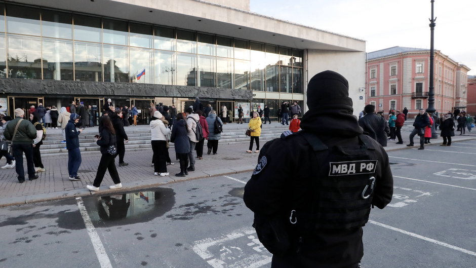 Patrol policji przez Wielką Salą Koncertową "Oktjiabrskji " w Petersburgu, 27.03.2024 r.