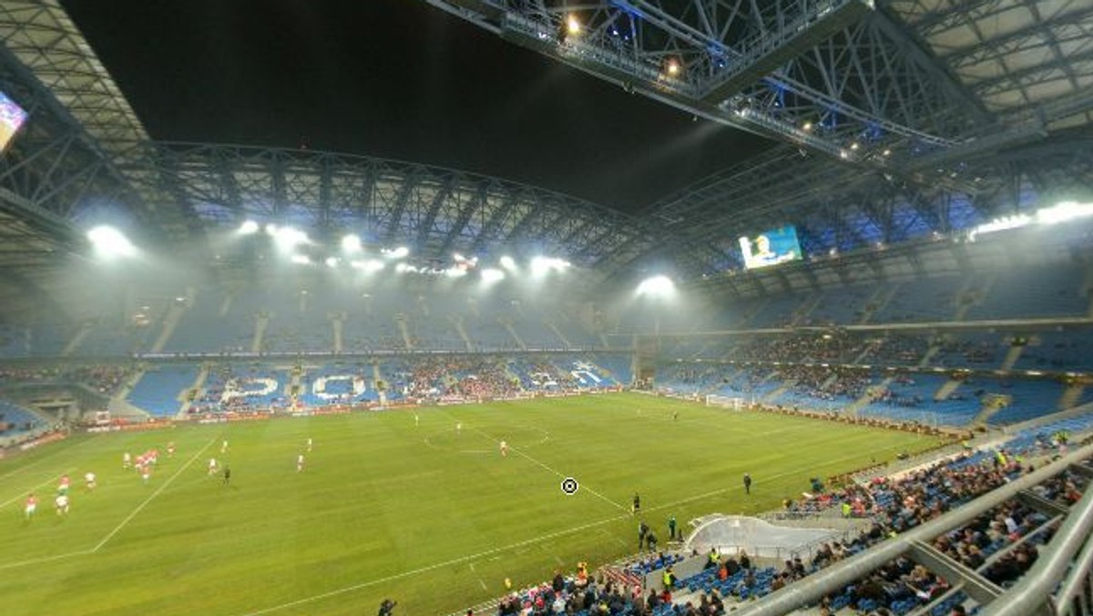 Podczas meczu Polska - Węgry trybuny na stadionie w Poznaniu świeciły pustkami. Klub Kibica Reprezentacji Polski apeluje: walczmy o swoje racje, ale nie zostawiajmy ich samych. To jest nasza reprezentacja. Oni nie zeszli z boiska, a na stadionie potrzebują kibiców.