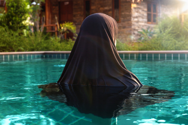 Muzułmanka. Hidżab. Kąpiel w basenie