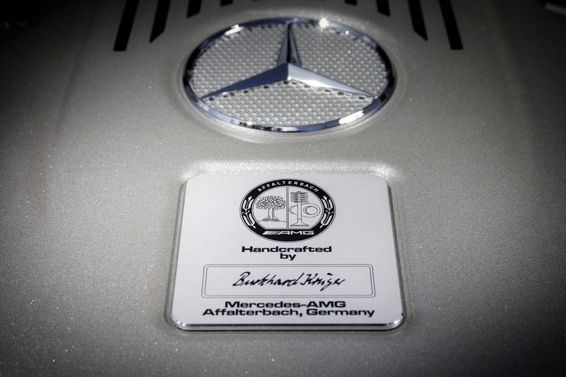 Mercedes odsłonił kolejne wcielenie najnowszej klasy S. Tym razem przyszła kolej na limuzynę o osiągach nie z tej ziemi. Zdaniem ludzi z kwatery głównej producenta ze Stuttgartu S 65 AMG to jedyny niemiecki samochód o wysokich osiągach z silnikiem V12. Przypominamy, że pierwsza generacja modelu pojawiła się w 2003 roku, a druga była produkowana w latach 2006-2013. Czego można spodziewać się po ujawnionej właśnie bestii?