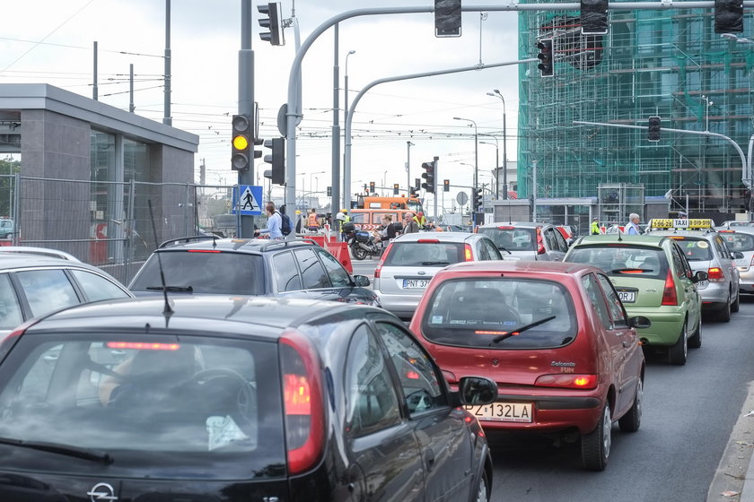 Trwa komunikacyjny chaos po otwarciu ronda Kaponiera