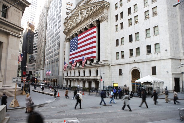 Poniedziałkowa sesja na Wall Street była spokojna. Dominowała ostrożność i wyczekiwanie a indeksy poruszały się wokół zamknięcia z poprzedniego dnia. Inwestorzy czekają na rozpoczęcie sezonu publikacji wyników spółek za drugi kwartał. Tradycyjnie jako pierwszy uczynił to koncern aluminiowy Alcoa, a jego wyniki okazały się lepsze niż oczekiwano.