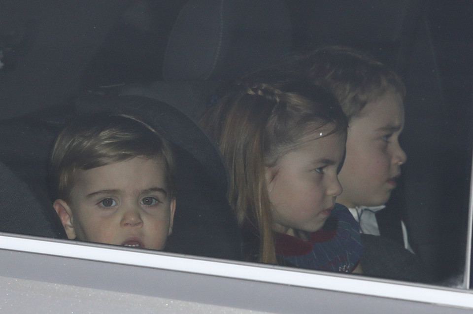 Rodzina królewska w drodze na świąteczne przyjęcie królowej
