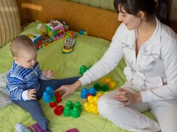 Zatrudniasz nianię? Musisz zgłosić ją do ZUS