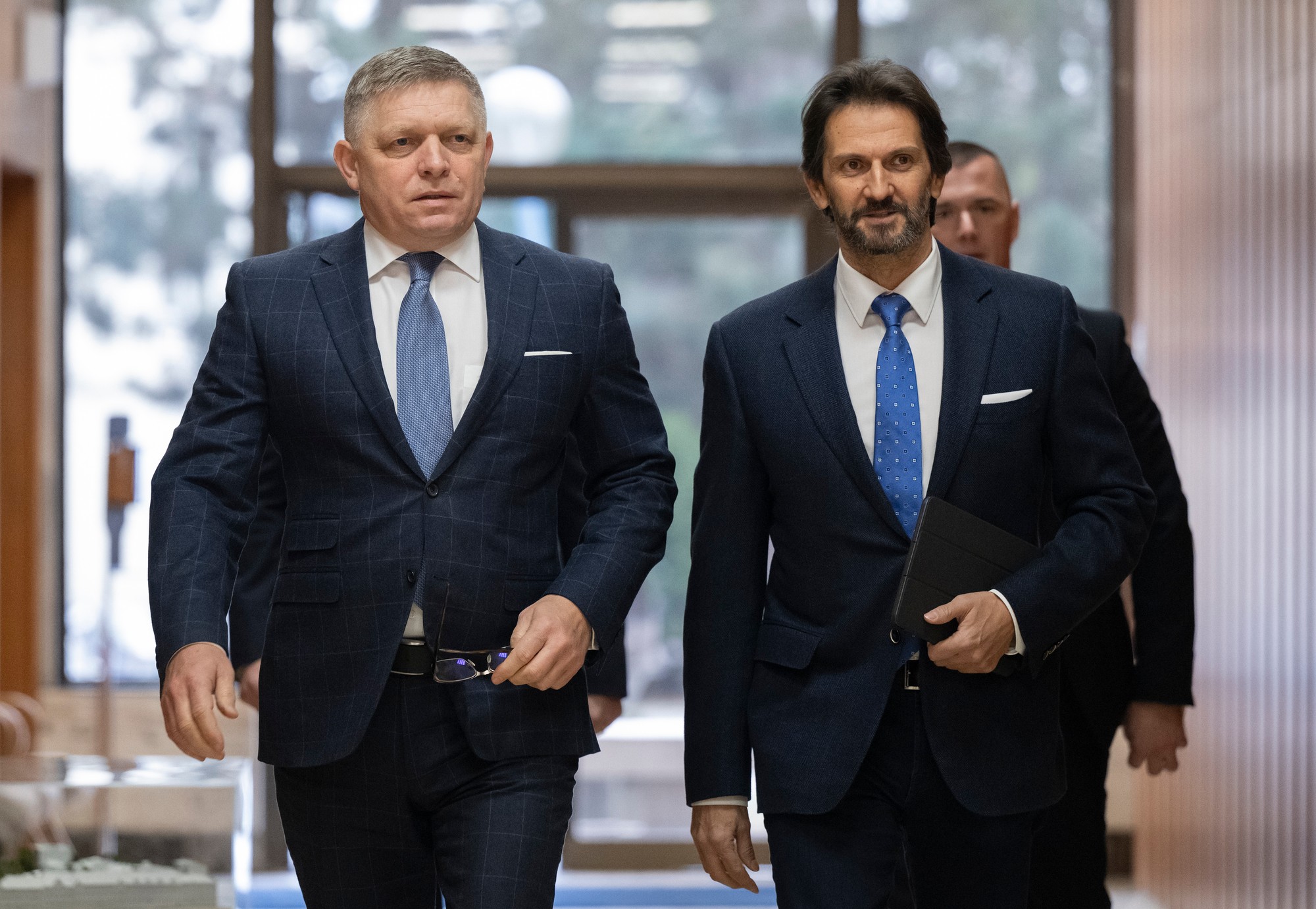 Robert Fico a Robert Kaliňák (obaja Smer-SD) prichádzajú na 7. schôdzu vlády SR.