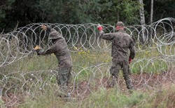 Imigranci siłą chcieli wedrzeć się do Polski. Rzucali kamieniami, ranni żołnierze. NAGRANIE
