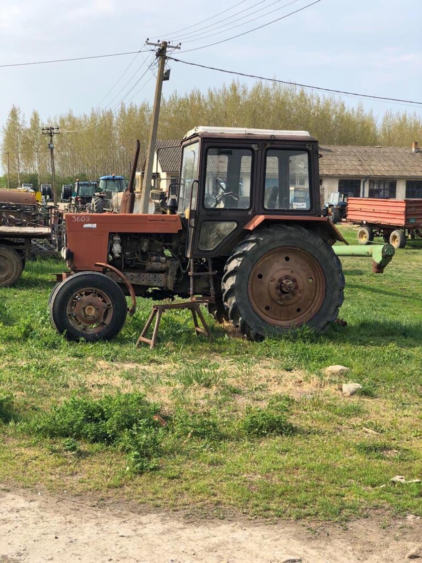Stari traktor na prodaju