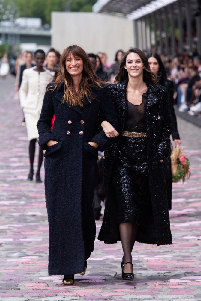 Karolin de Megre i Vitorija Čereti na Chanel reviji 2023.
