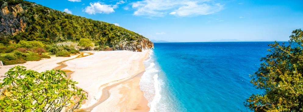 <strong>Albania</strong>
<br><br>
Wciąż słabo rozwinięta infrastruktura turystyczna sprawa, że niewiele zorganizowanych wycieczek dociera do tego niezwykle interesującego kraju. Albania pochwalić może się pięknymi plażami, jeszcze niezadeptanymi przez turystów Górami Przeklętymi oraz kuszącymi cenami usług turystycznych.