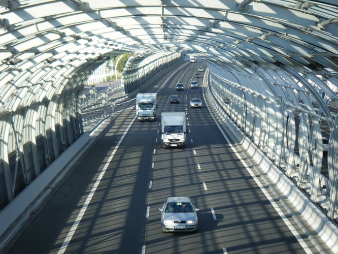 To znów efekt rygorystycznych zabezpieczeń przed hałasem, które wymusiły na projektancie zamknięcie drogi ekspresowej – wraz z jezdniami serwisowymi – w przezroczystej tubie. Ten odcinek S8 jest znany jeszcze z innego powodu. To właśnie tutaj Kapsch zbudował bramownicę dla systemu viaTOLL o rozpiętości największej w Europie: 80 metrów. Tylko przy tych gabarytach bramę dało się przerzucić nad monstrualną dżdżownicą. Powtórka czeka warszawiaków pod drugiej stronie modernizowanego właśnie mostu Grota-Roweckiego (to najruchliwsza przeprawa w Polsce), gdzie powstanie analogiczna konstrukcja. Zdj. Tadeusz Rudzki [CC-BY-SA-3.0 (http://creativecommons.org/licenses/by-sa/3.0)]
