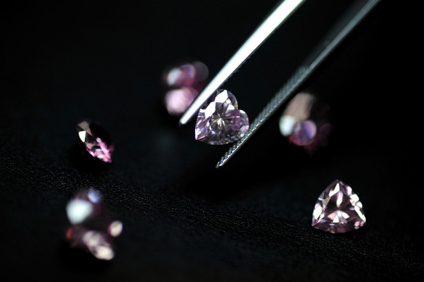 De Beers, południowoafrykański koncern wydobywczy, który jest największym producentem diamentów na świecie, mówi, że globalne źródła kamieni szlachetnych wysychają. Bezprecedensowy poziom popytu wśród Chińczyków mocno podbił ceny diamentów, fot. Bloomberg