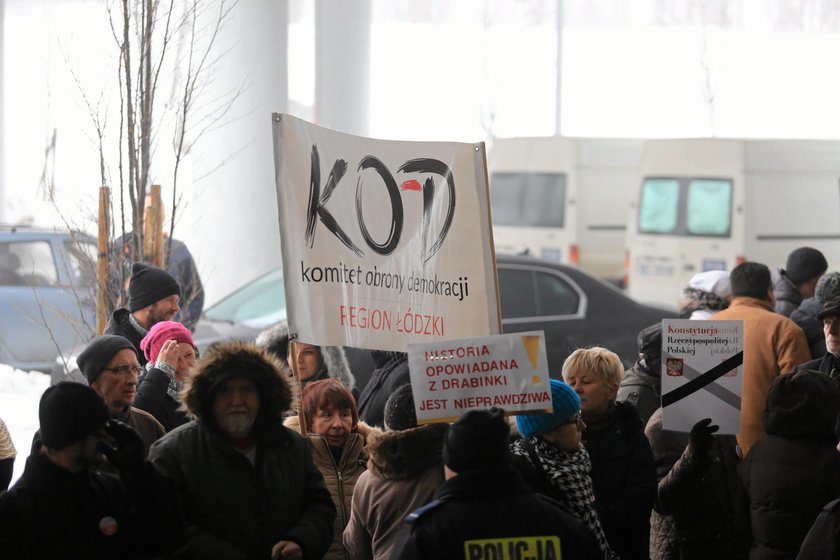 Spotkanie działaczy PiS. Gwizdy przed budynkiem