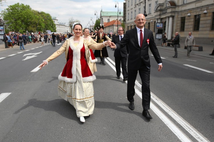 Święto 3 Maja w Lublinie. Ulicami miasta przeszedł taneczny korowód. Uroczystego poloneza poprowadził prezydent KRZYSZTOF ŻUK