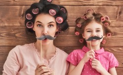 U naśladującej nas ekspedientki wydamy więcej pieniędzy. Ty też kopiujesz częściej, niż sądziłeś!