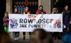 'Równości jak powietrza'. 13. krakowska Manifa w towarzystwe kilkunastu kontrmanifestantów