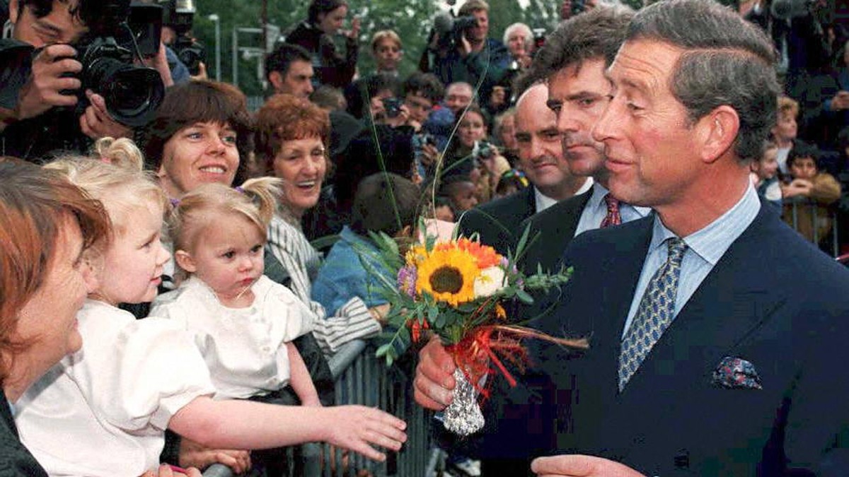 Čarls na sahrani princeze Dajane sa okupljenim građanima