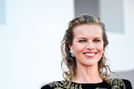 SVE JE STALO ZBOG NJE: Eva Hercigova pokazala BEZVREMENSKU LEPOTU u haljini koja na svim jezicima sveta predstavlja ELEGANCIJU - JEDNOM SUPERMODEL, UVEK SUPERMODEL