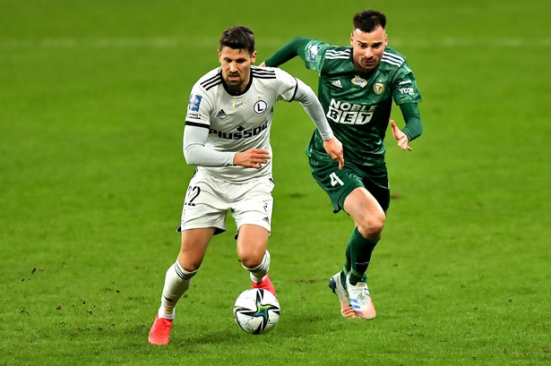 Piłkarz drużyny Śląsk Wrocław Dino Stiglec (P) i Paweł Wszołek (L) z zespołu Legia Warszawa podczas meczu Ekstraklasy, na obiekcie "Stadion Wrocław"