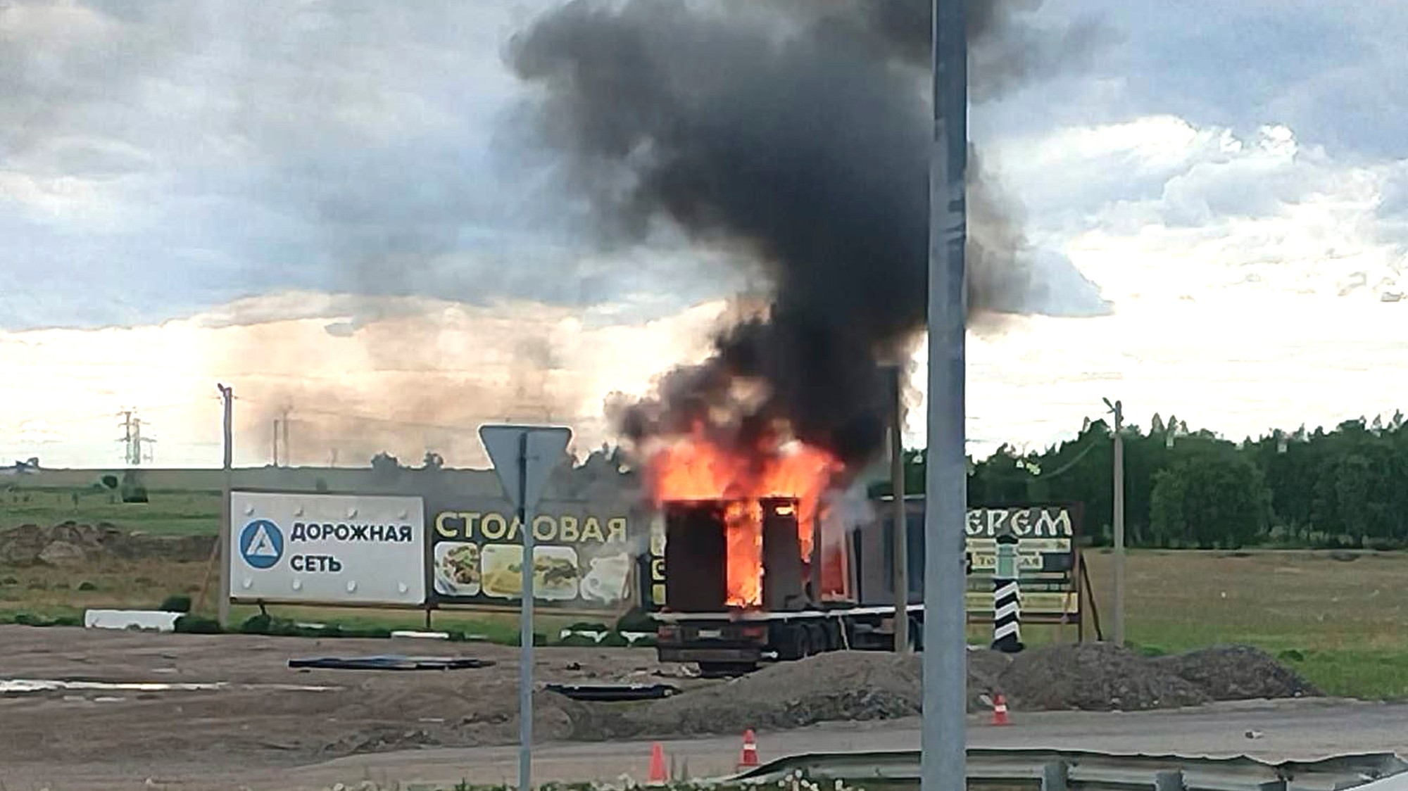 Na snímke, ktorú zverejnil gubernátor Irkutskej oblasti, je horiace nákladné auto, ktoré bolo použité na vypustenie ukrajinských dronov, ktoré zaútočili na ruské letecké základne.