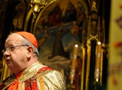 Agent SB uhonoruje kardynała Dziwisza