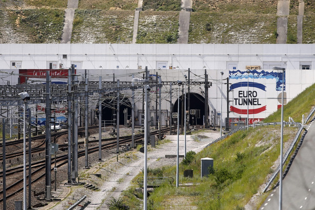 Protesty przeciwko imigrantom w Calais. Maszyniści boją się jechać tunelem