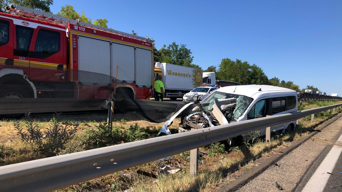 Áll a forgalom az M7-esen egy kamion és egy autó súlyos balesete miatt – fotók