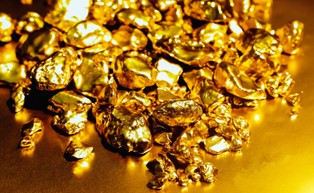 Złoto drożeje, rynek czeka na czerwcowe decyzje Fed