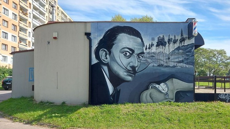 Salvador Dali zawitał do Łodzi. Nowy mural na osiedlu Retkinia