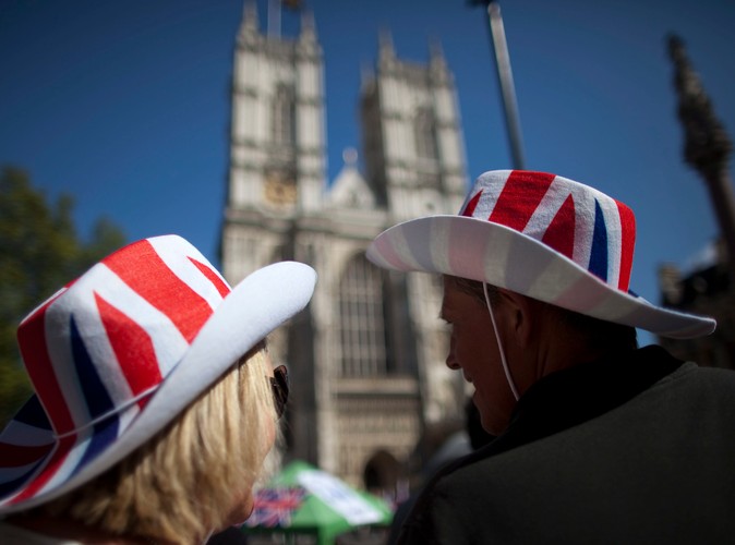 Turyści przed Opactwem Westminsterskim w Londynie