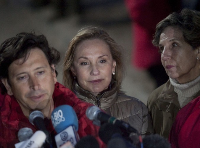 Chilijski minister ds. górnictwa Laurence Golborne Riveros (po lewej) informuje dziennikarzy o przebiegu akcji ratunkowej