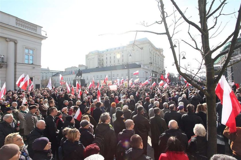 Kaczyński poruszony. Nie był w stanie przemawiać?