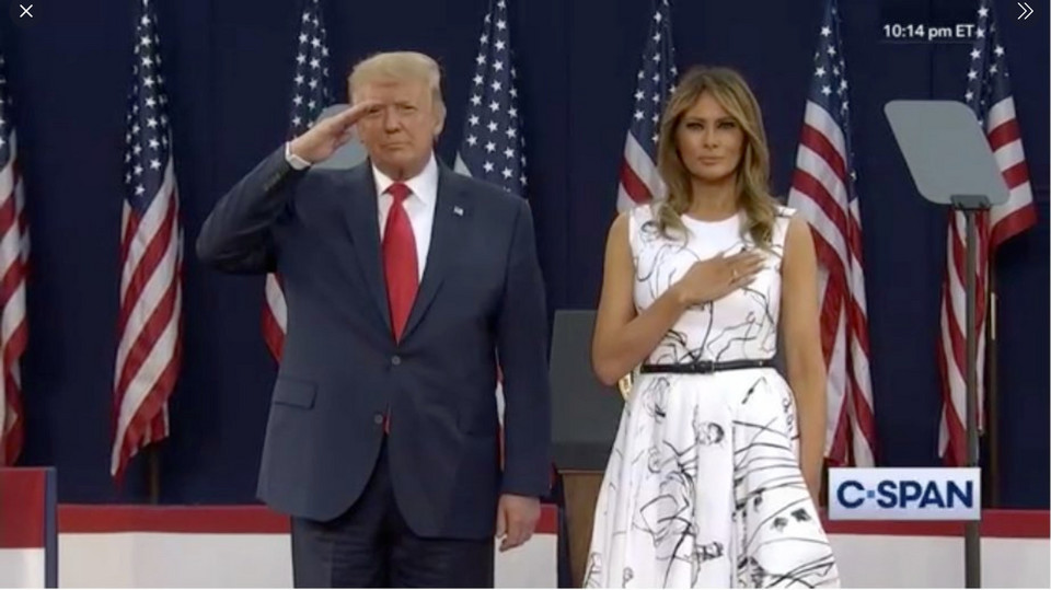 Wpadki Donalda Trumpa: salutowanie podczas hymnu narodowego