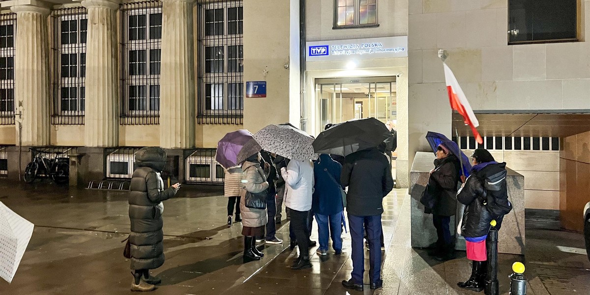 Grupa obrońców TVP pod siedzibą stacji.