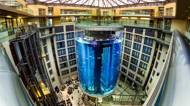 Gigantyczne akwarium w hotelu "Radisson Blu" w Berlinie