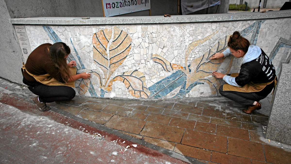 Układanie mozaiki inspirowanej twórczością Stanisława Wyspiańskiego rozpoczęło się w sobotę na murze na Rondzie Mogilskim w Krakowie. Będzie to druga tego typu kompozycja w tym miejscu, w zeszłym roku powstała mozaika nawiązująca do kwiatowych motywów artysty.