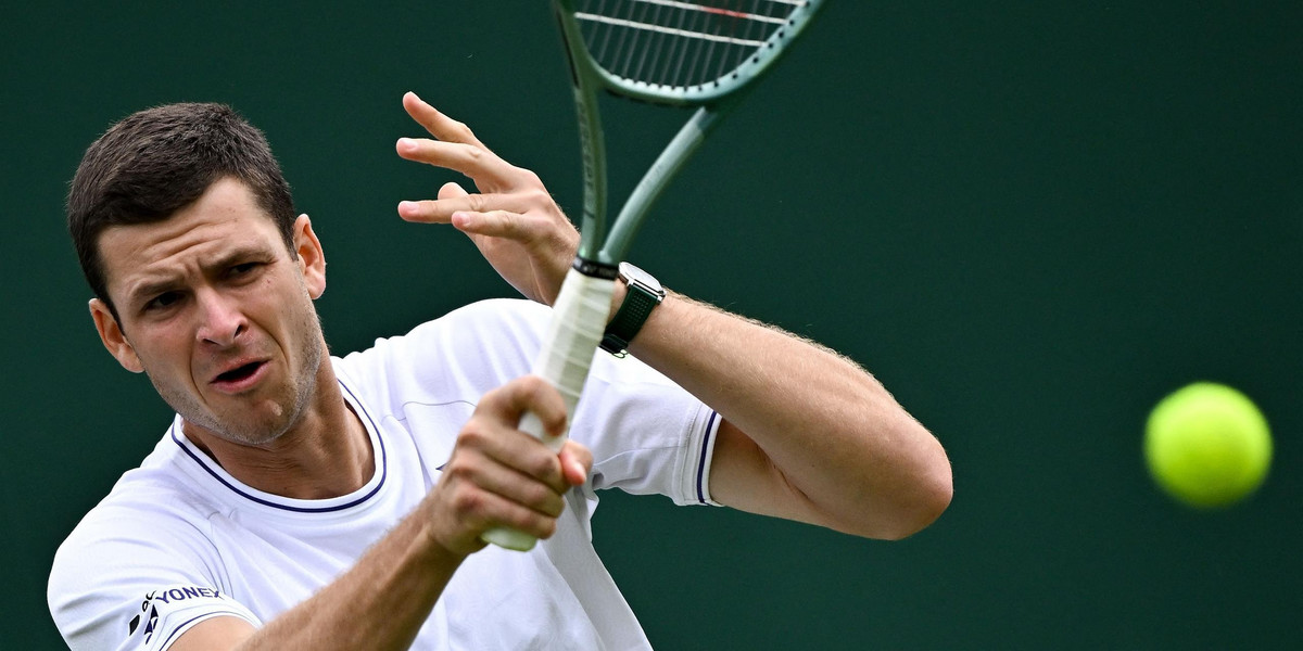 Hubert Hurkacz po zaciętym spotkaniu z Radu Albotem w końcu awansował do drugiej rundy Wimbledonu. 