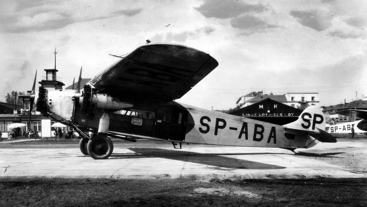 Samolot "Fokker" F-VII/3m (SP-ABA), kursujący na trasie Warszawa-Bukareszt, na lotnisku mokotowskim