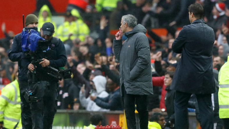 Manchester United w meczu z Tottenhamem wyglądał na zespół, który jeszcze przed spotkaniem wiedział, że musi wygrać 1:0. „Czerwone Diabły” w końcówce starcia uratował Anthony Martial. Jose Mourinho nie wytrzymał ciśnienia i po meczu pozwolił sobie na gest uciszania w kierunku kamery telewizyjnej. - Niektórzy ludzie mówią za dużo, uspokójcie się czasem - tłumaczył menedżer Manchester United